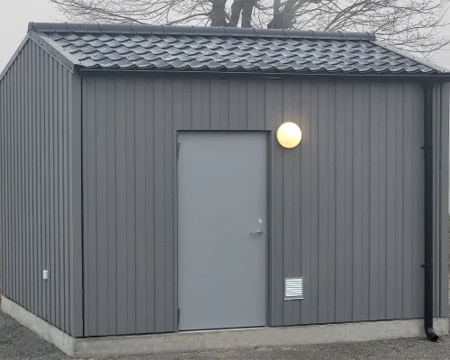 Fasad med trästruktur Teknikhus
